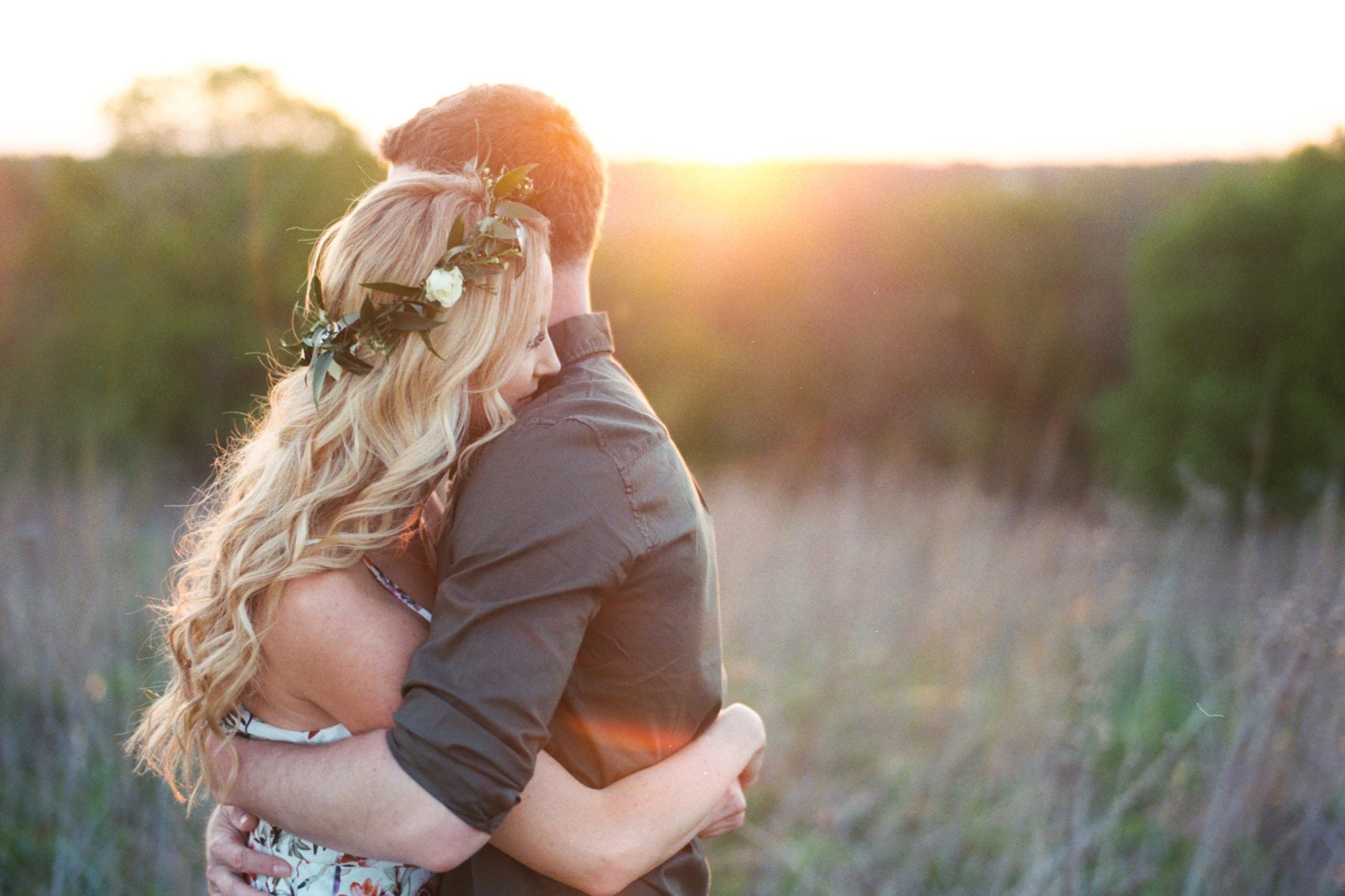 Couple at golden hour in the Galena countryside, the eastern Iowa and northwest Illinois corridor Studio Y photographs without travel fees